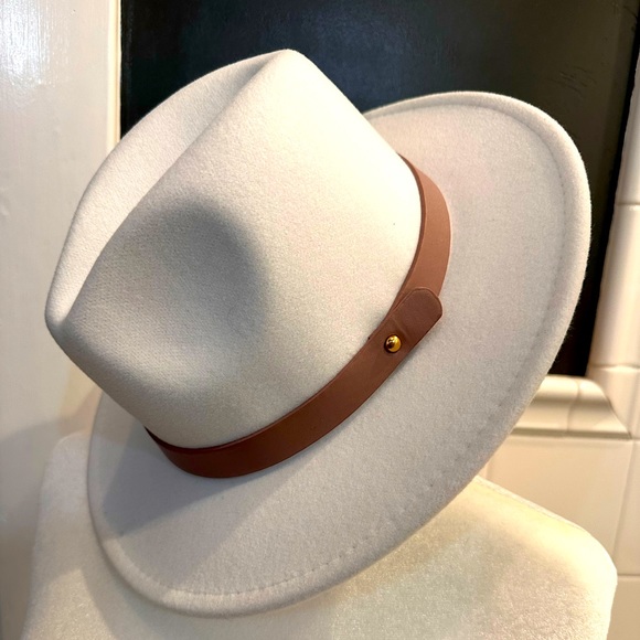Accessories - White fedora hat with taupe strap sz L